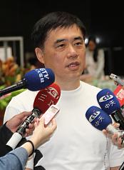 郝：民眾丟鞋有很大怨氣 執政者應檢討