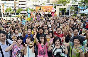 高雄玉荷包啤酒節  千人乾杯先暖身