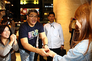 東區掃街反應熱烈 連笑稱忠孝東路走9千遍