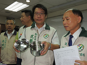 新北送畢業生紀念品  綠質疑規格不合涉弊