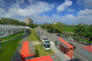 陳菊搶先搭輕軌 10/8起開放預約試乘