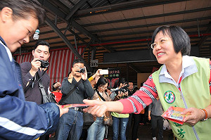 劉世芳參選  菊謝市長布局提前交鋒