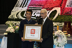 喚不回親人 消防員家屬哽咽接下褒揚令