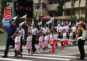 學童個子不高 新北推禮讓小旗保平安