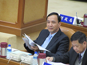 議會猛攻新燕案 朱立倫否認發「准考證」