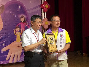 憂朱立倫參選和老友打對台？柯P：不會啊