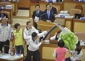 遭批放任北市亂砍樹  朱立倫：是移樹