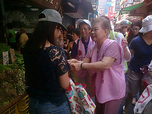 柯媽媽幫柯P講話：坐櫃臺要聰明、漂亮