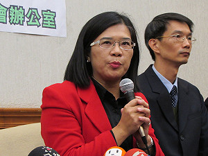 吳宜臻登記苗委補選 誓翻轉政黨輪替沙漠