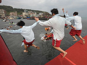 野柳慶元宵 勇士跳海求豐收