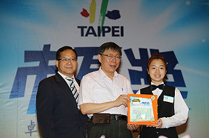 指趙藤雄一身酒氣 柯文哲坦承畫蛇添足