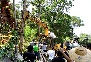 敏感帶建電塔  寶山民眾開怪手阻攔施工