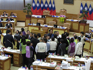 綠合成朱立倫照片引藍不滿 議會上演全武行