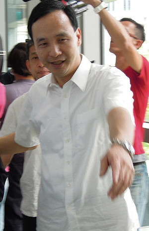 宣稱不休假的朱立倫  低調自費赴美