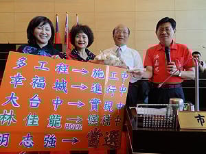 九年後再碰上林佳龍  胡不再優雅輕鬆