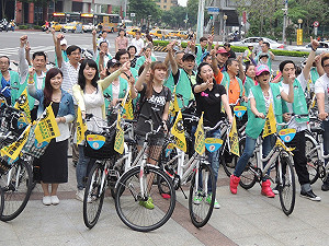 新北市議員李婉鈺率眾騎腳踏車 宣揚反核
