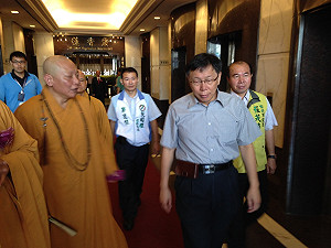 郝不滿被酸6點下班 柯P改口：事情做好就好