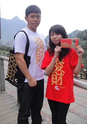 金博館發財Ｔ恤爆紅 滿足民眾發財夢