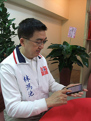 林鴻池臉書趕流行 時間軸介面一目了然