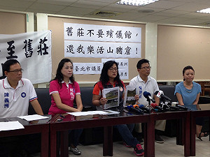 連拋一殯遷山豬窟  藍議員批「一塌糊塗」