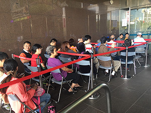 嗡嗡包熱賣民眾要簽名版  柯P笑稱要加價