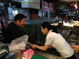 夫人牌出動  蔡依珊攜父母赴市場拜票