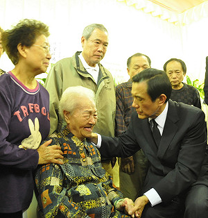 馬英九總統至茂伯靈堂上香