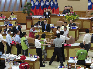 新北議會上演暴力 藍議員抄起瓷杯向外砸