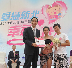 新北聯合婚禮  新娘挺大肚穿比基尼吸睛