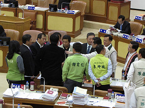 是主席還是市長？ 朱立倫赴議會藍綠吵翻