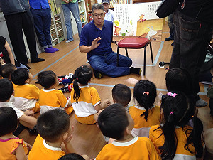 對小朋友說故事  連勝文自認像兔子般勤奮