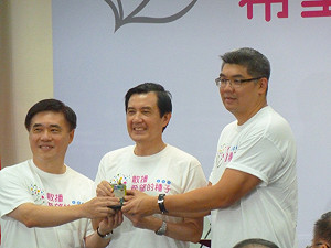 連勝文：別讓這場選舉變成亂丟泥巴的鬧劇