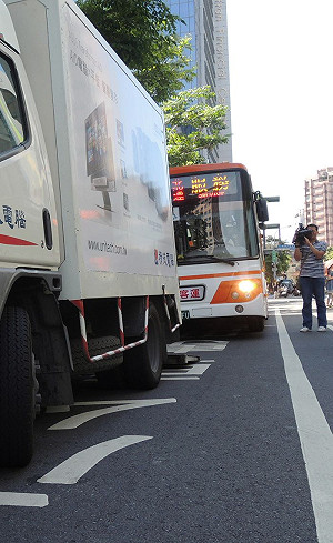 利用公車監視錄影  新北取締違停亂象