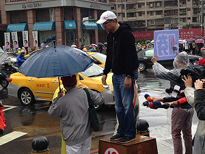 打悲情牌  連勝文頂雨街頭鞠躬拜票