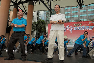 出席活動  朱立倫也跳騎馬舞