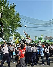 馬英九訪雲科大  抗議群眾丟鞋遭「網」