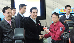 總統慰問醫護警消 朱立倫快閃躲媒體