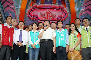 稱悠遊卡花45萬占一週版面 柯P：有夠厲害！