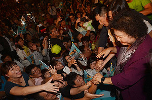 陳菊瑕不掩瑜  楊秋興龍困淺灘