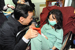 勇敢救母郭小妹  朱立倫探視嘉勉