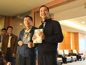 朱柯會登場  兩人互贈書籍