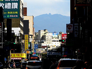 天兔來亂  新竹市鬧區清晰可見大霸尖山