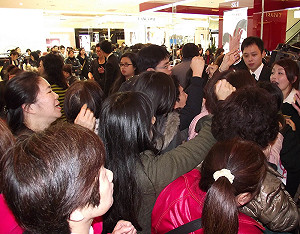 板橋大遠百試營運 首日萬人嘗鮮