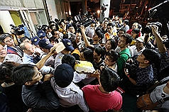 賴清德與聲援反南鐵東移自救會學生對嗆