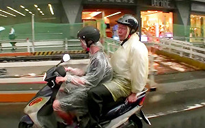 柯文哲騎機車照PO臉書 網友：好萌喔