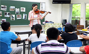 Janet回鳳山尋根  鼓勵學生多冒險
