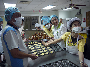 腦麻兒勤做月餅義賣 籌北上參訪旅費