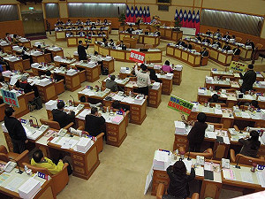 新北議員群轟朱立倫「老人健康補助金」違法