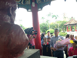 向先賢致敬  連勝文繞過228英靈未悼念