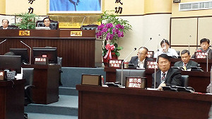 南市議會臨時會審預算 藍綠議員吵不停